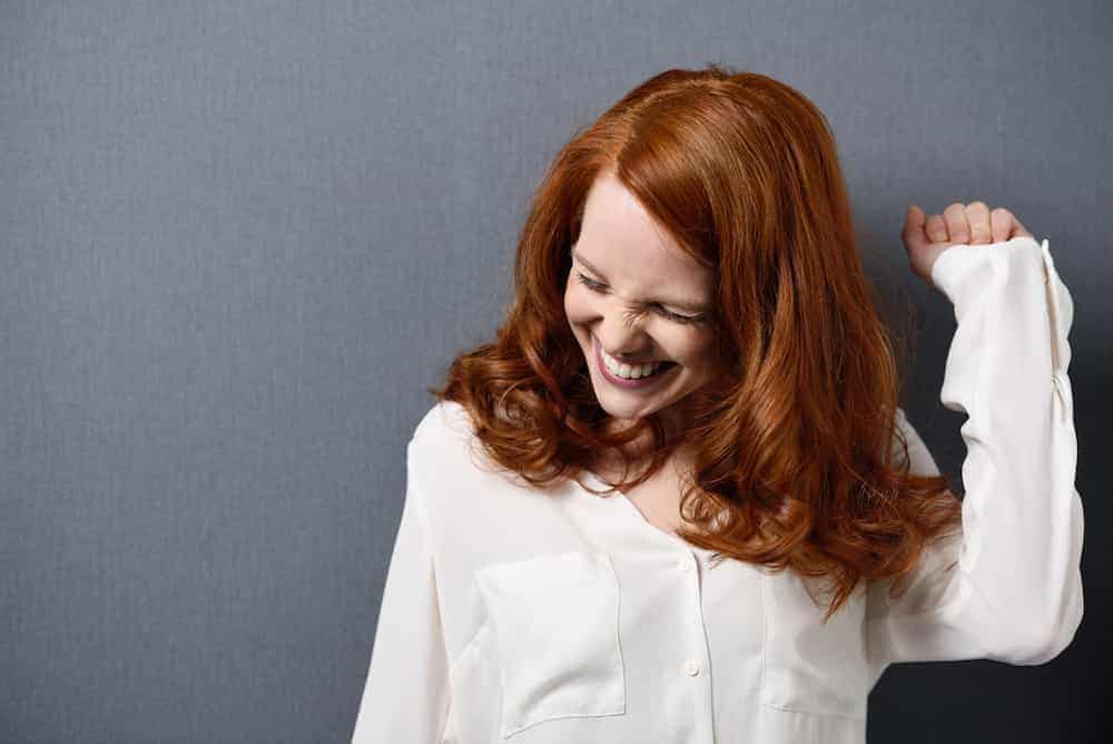 Bedeutung der Zahlen - Lebenszahlen Einführung - Lebenszahl 3 - rothaarige Frau hat pure Freude