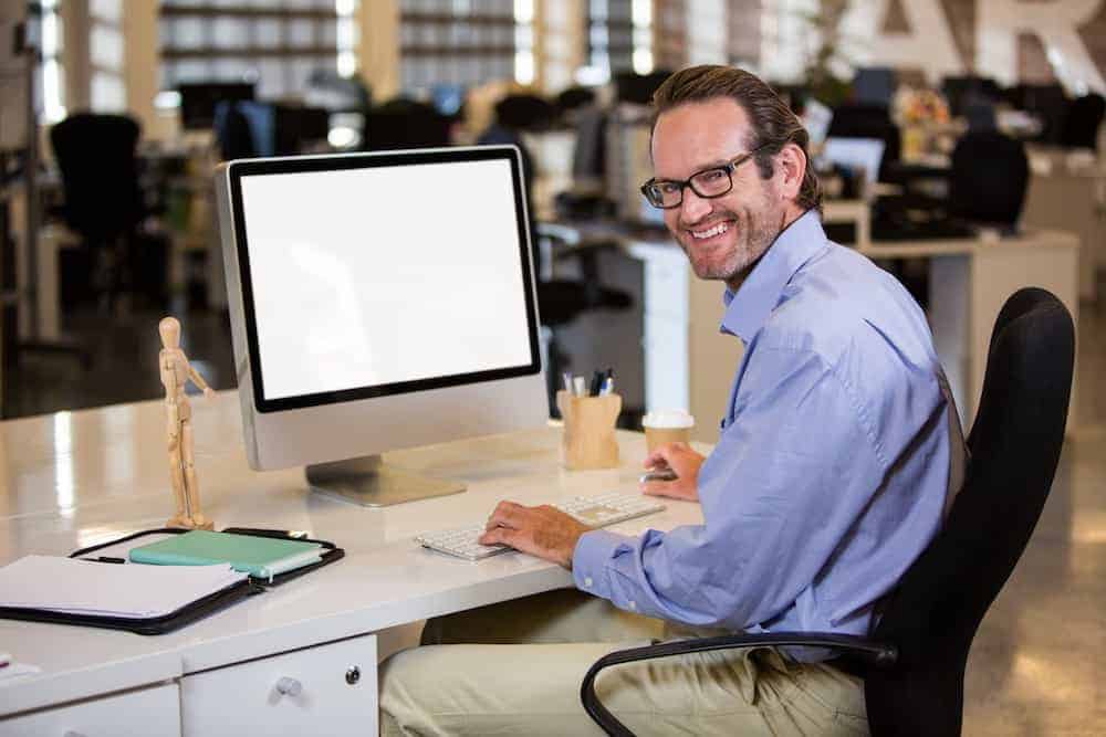 Bedeutung der Zahlen - Lebenszahlen Einführung - Lebenszahl 4 - Geschäftsmann am Computer