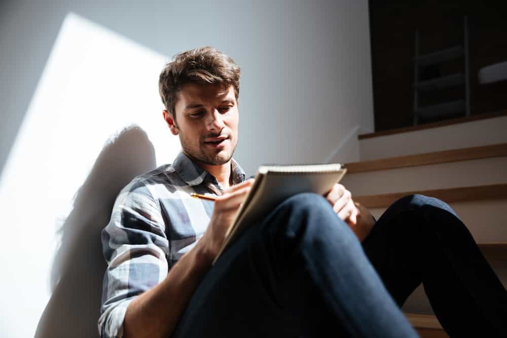 Bedeutung der Zahlen - Lebenszahlen Einführung - Lebenszahl 22/4 - Mann auf Stiege mit iPad