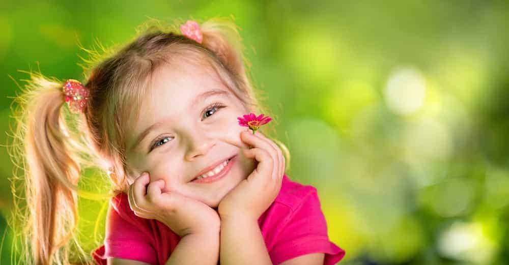 Lebenszahl 7 Kinder: Mädchen mit Blümchen im Grünen Lebenszahl 7 Kinder: Mädchen mit Blümchen im Grünen