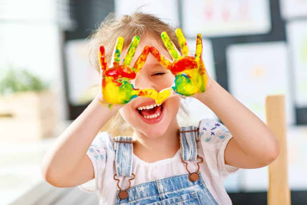 Lebenszahl 3 Kinder: Kind mit bunten Händen